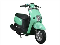 Kleine scooter met kleurrijk ontwerp